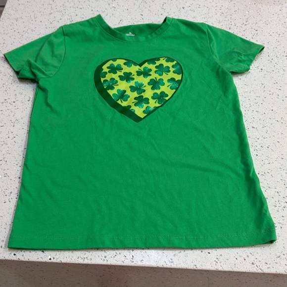 Saint Patrick’s Day Green Kids Shirt with Heart Design size large 10/12 - Picture 2 of 6